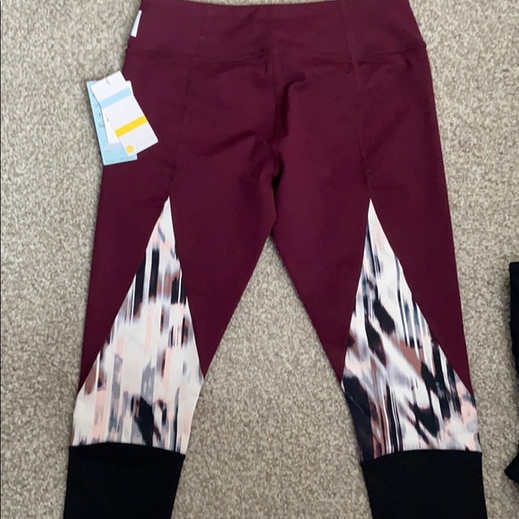 NWT! YOGA CROP LEGGINGS - Picture 1 of 4